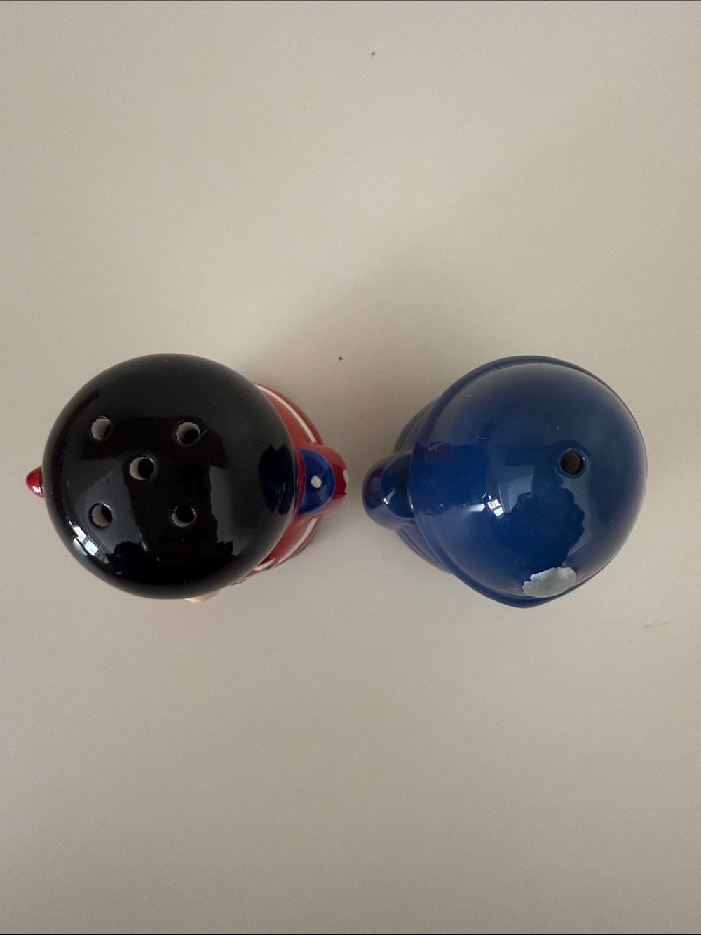 London Buckingham Palace Guard and Bobby Salt and Pepper Shakers - Picture 4 of 9